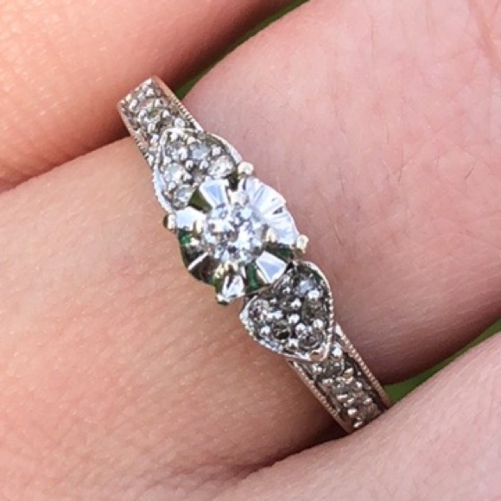 10k white gold .28 CTTW diamond engagement ring - Picture 4 of 16